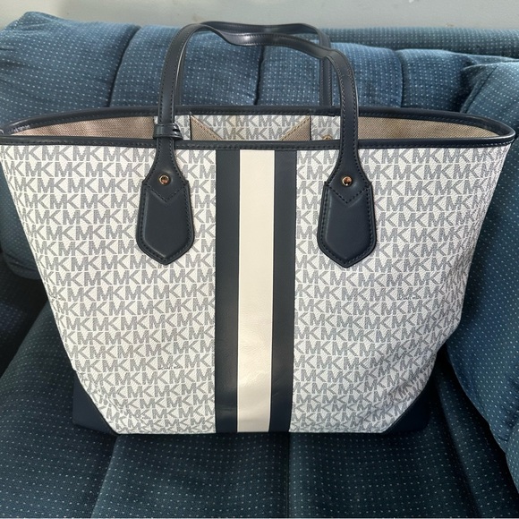 Michael Kors Navy and Cream Signature Tote - Picture 2 of 5